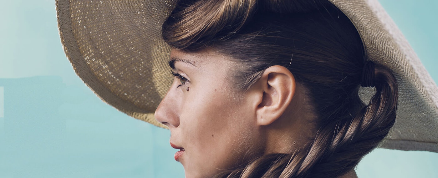en kvinne med solhatt